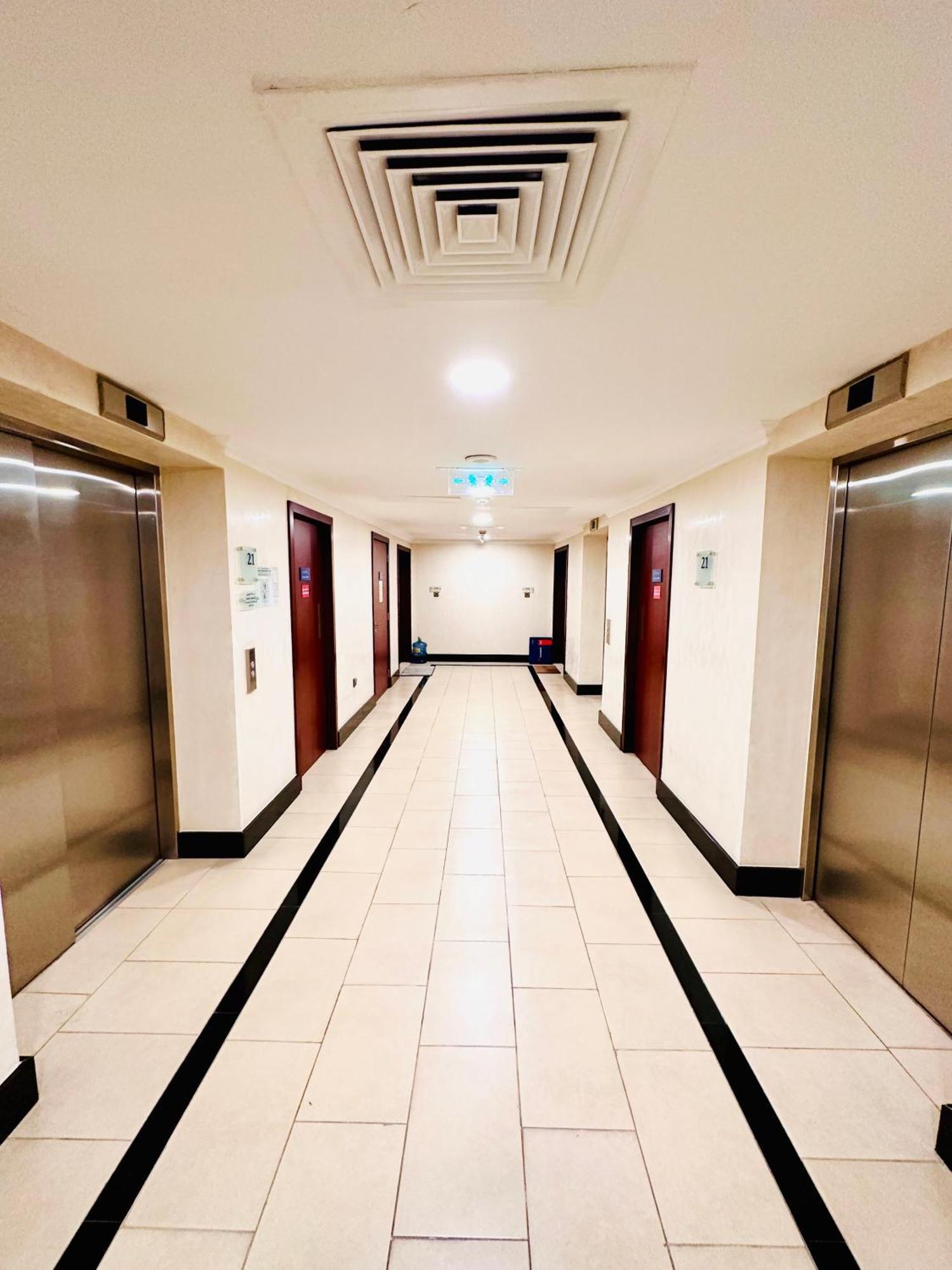 The Aero Hostel Dubai Eksteriør billede
